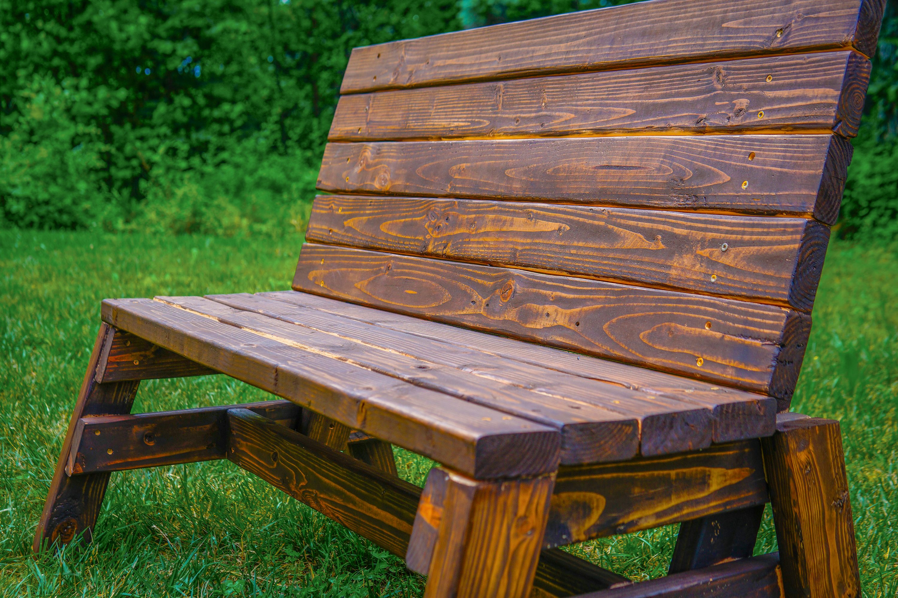 Banco de madera al aire libre en un jardín.