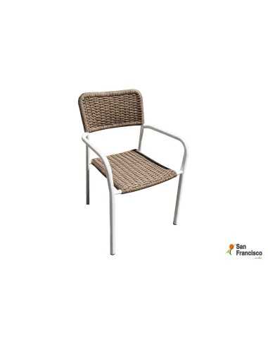 Silla de jardín con brazos de mimbre y metal blanco