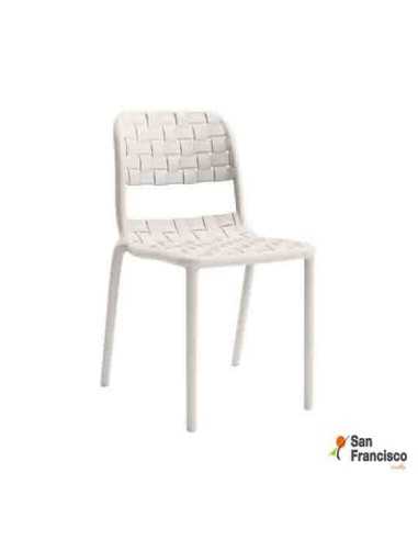 Silla para exterior de polipropileno de color crema