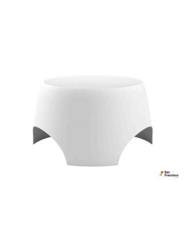 Mesa auxiliar de diseño para la piscina
