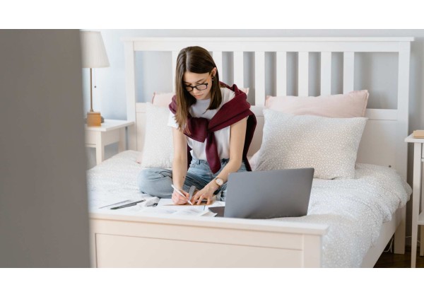 Joven en su habitación con muebles