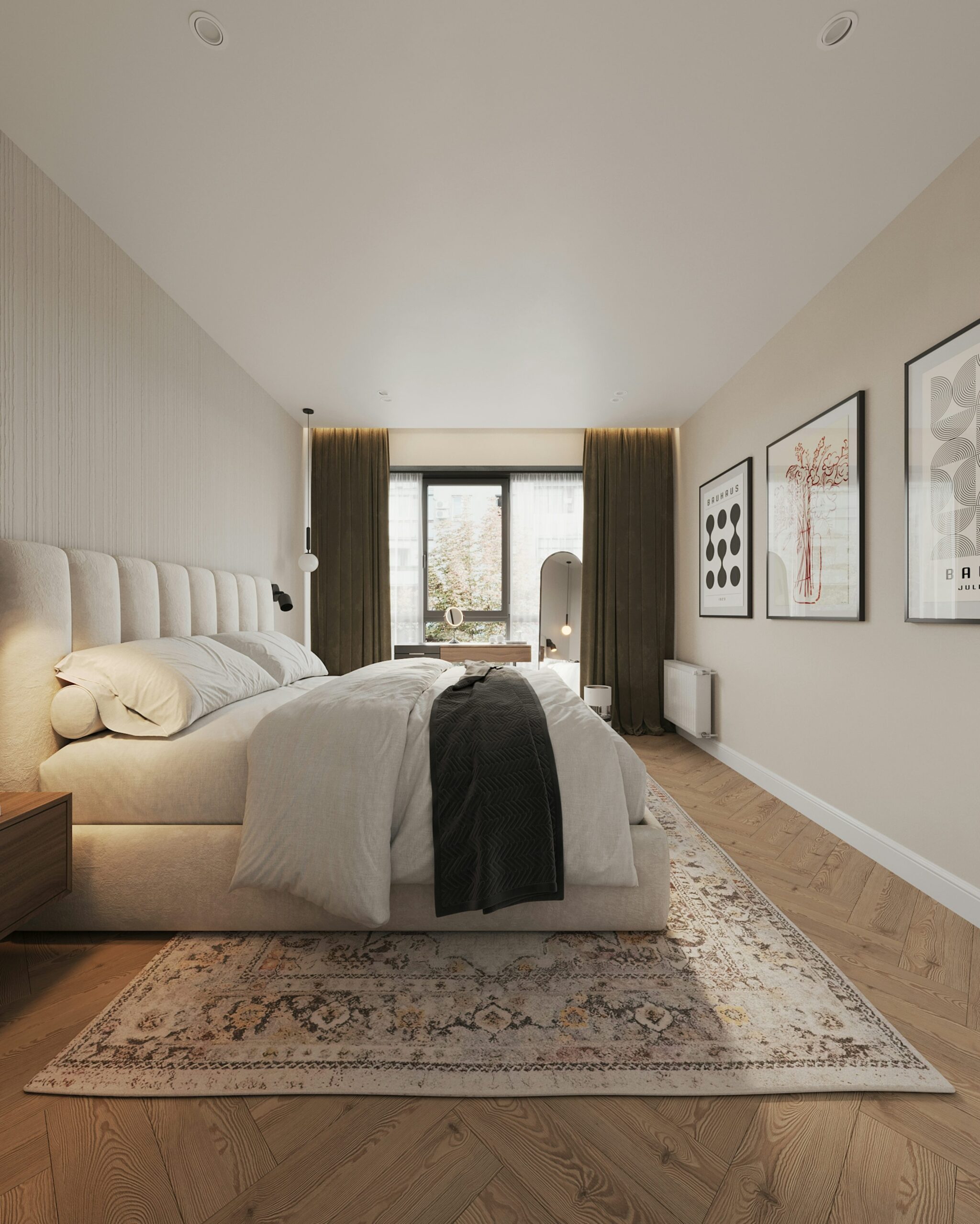 Mesita noche matrimonio en dormitorio amplio con cama kingsize, cabecera acolchada y colchas claras; alfombra beige y cuadros laterales.